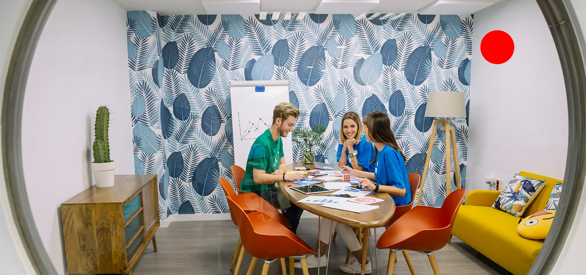 ¿Cuál es la mejor cámara espía para grabar reuniones sin que se note? 11 | Latino Seguridad Cámara oculta para oficina en Perú